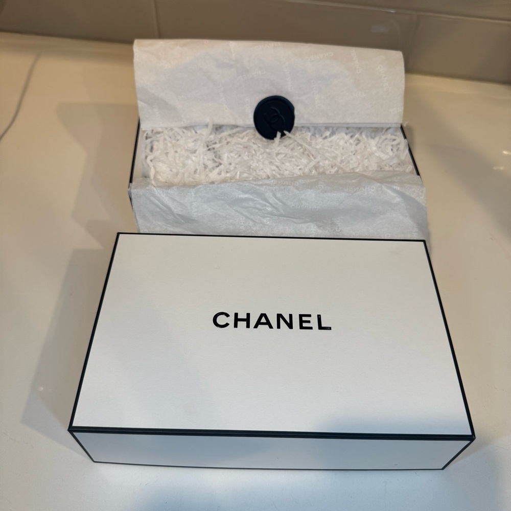 Chanel Gift Box - Picture 3 of 6